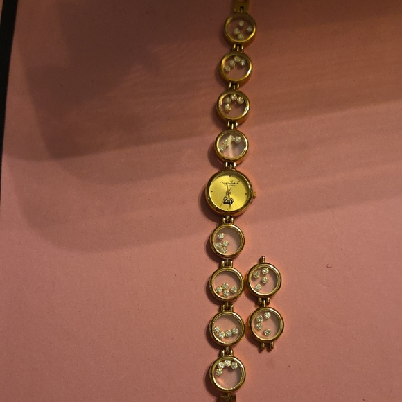 Gloria Vanderbilt Accessories - Vintage, Gloria Vanderbilt Gold and Clear Women's Watch